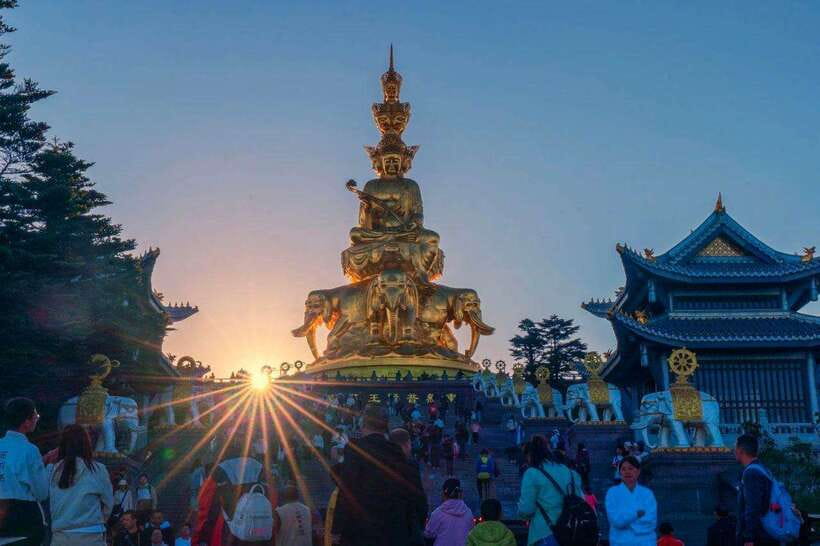 Mount Emei: Experience Natural Beauty and Buddhist Culture - The middle zone, from Qingyin Pavilion to Xixiangchi
