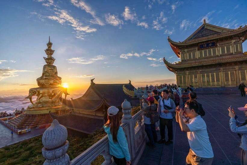 Mount Emei: Experience Natural Beauty and Buddhist Culture - Monkeys, temples, and the small details that matter