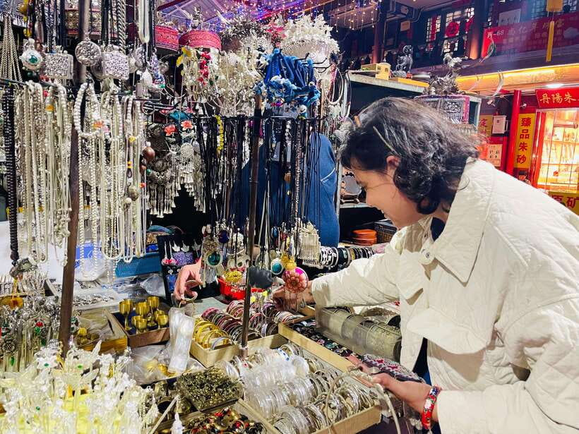 Night Market Haggling Adventure with an English Guide! - The first hour: getting your bearings among the stalls
