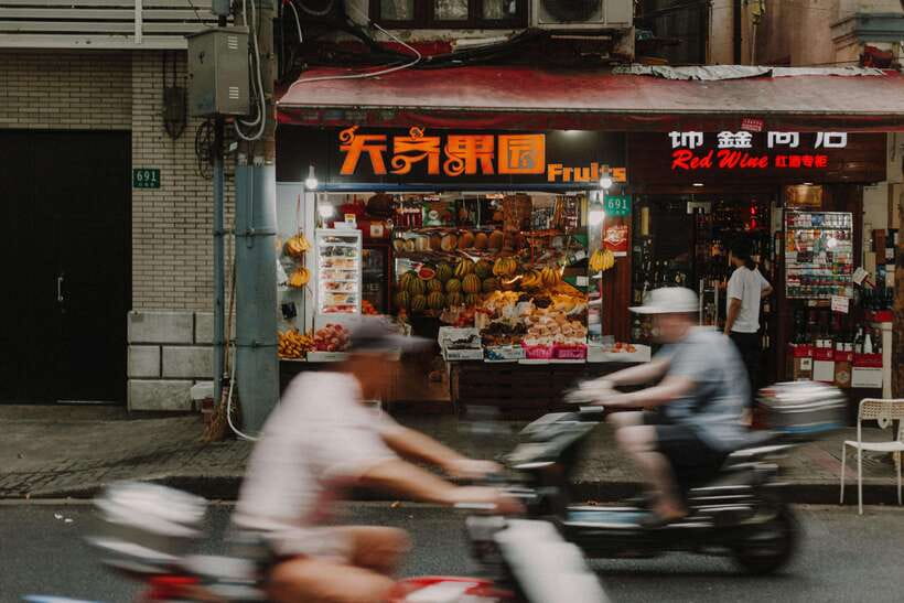 Private 3 hour bike tour with coffee break - Starting at Xiangyang Park Near IAPM