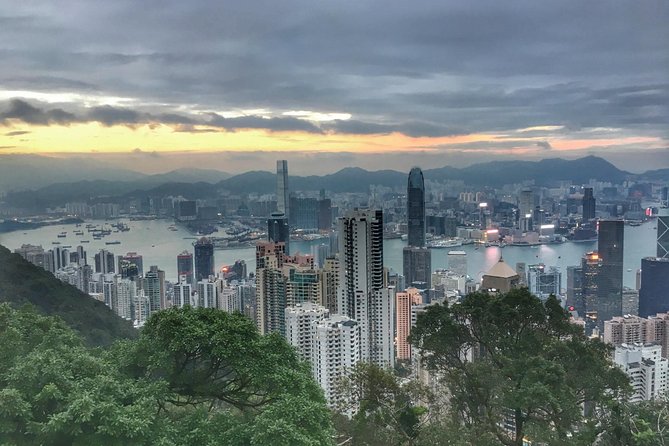 Private custom layover tour of Hong Kong - 7 hours - Starting at the airport and entering the city