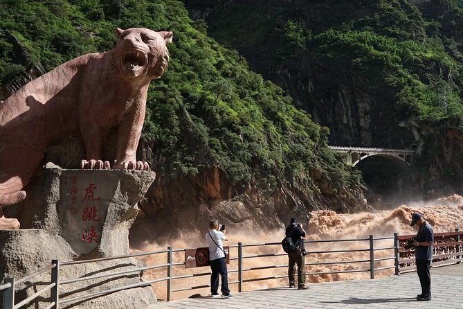 Private Lijiang Day Trip to Upper Tiger Leaping Gorge and Black Dragon Pool - Lunch at an authentic Chinese restaurant