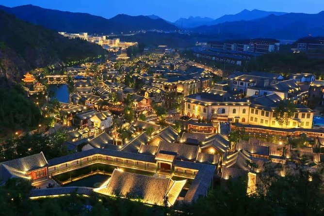 Private Night Tour to Gubei Water Town and Simatai Great Wall with Cable Car - Who should choose this tour?