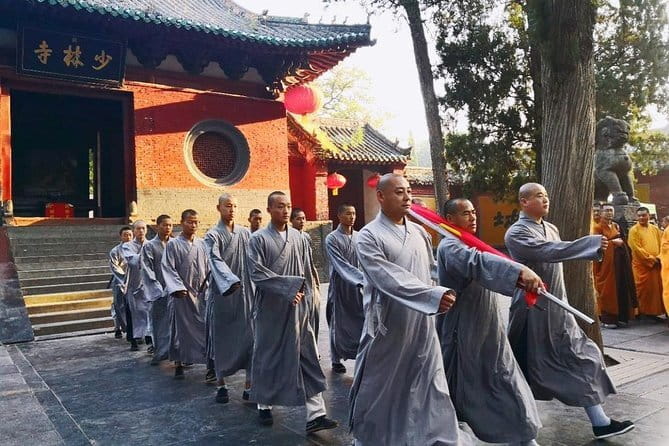 Private tour to Longmen Grottoes and Shaolin from Xi'an by train - Who should book this experience