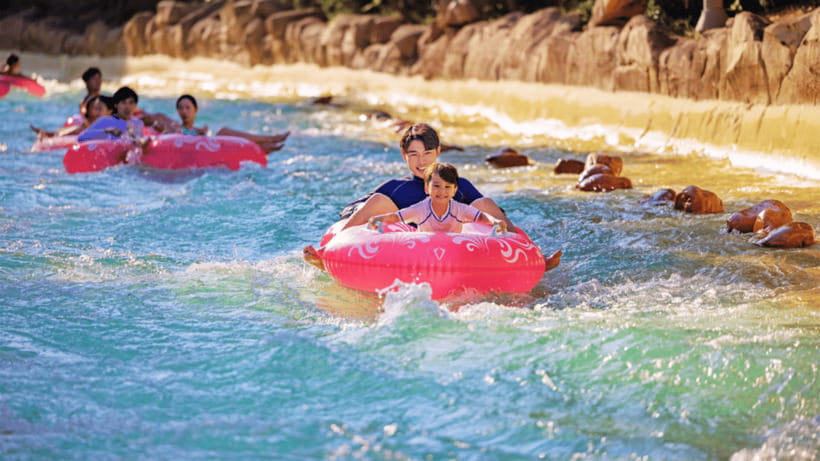 Sanya: Atlantis Aquaventure Waterpark - Who Will Enjoy This Day Most?