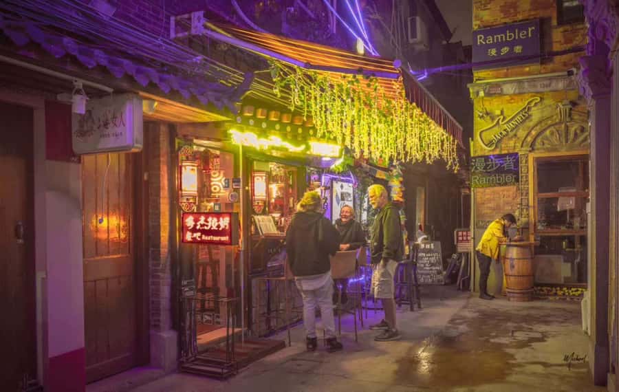 Shanghai: 4-Hour Nightlife Adventure & Tasting Bike Tour - Guide quality makes the biggest difference