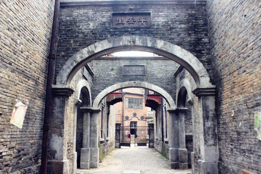 Shanghai: 8-Hour Guided Tour of Old and New City Highlights - The guide makes or breaks the day