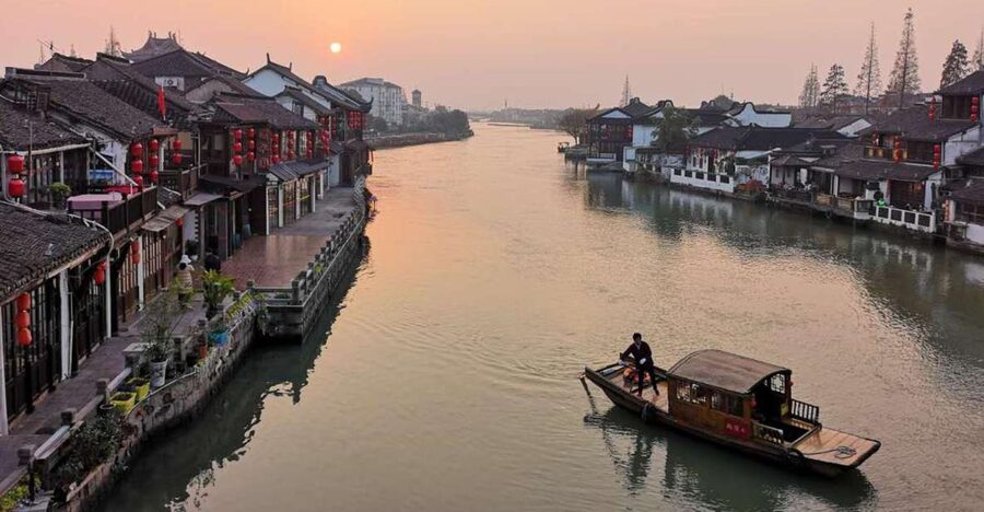 Shanghai Highlights and Zhujiajiao Water Town Private Tour - What makes this Shanghai and Zhujiajiao tour worth considering