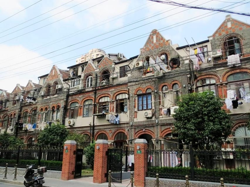 Shanghai: Jewish Ghetto and Shanghai Bund Private Tour - Walking the Bund riverfront