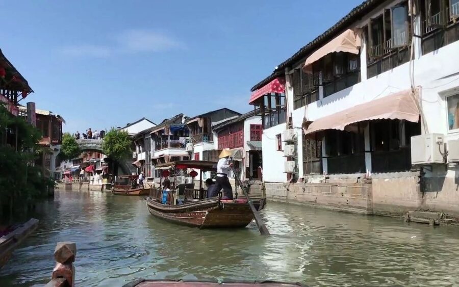 Shanghai: Private Shanghai & Zhujiajiao Tour with Lunch - Should you book the Shanghai and Zhujiajiao tour?