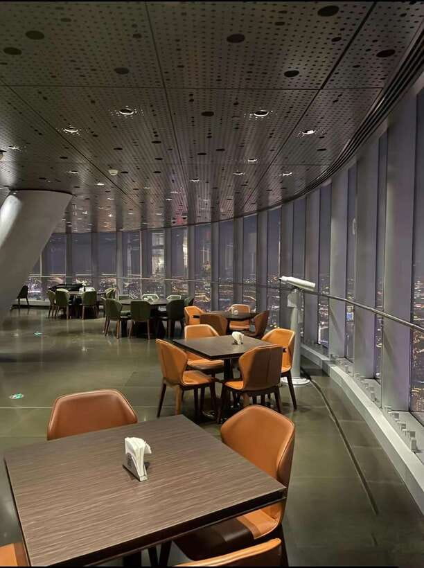 Shanghai Tower: Lunch or Dinner on the 119th Floor - Who will enjoy this experience most?