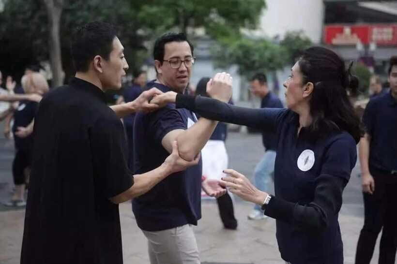 Shanghai:Wing Chun Kung Fu in Shanghai's Beautiful Park - Stretching brings the hour to a close