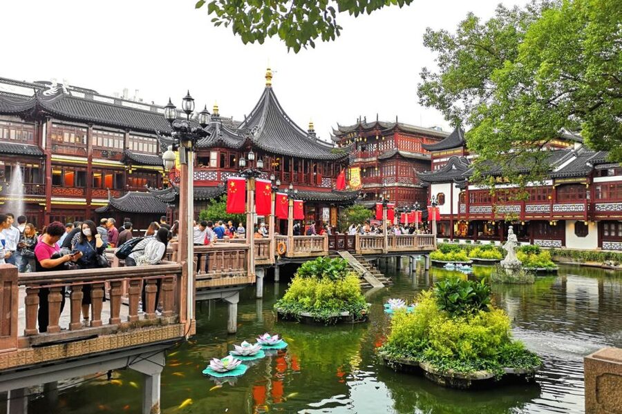Shanghai: Yu Garden and City God Temple Walking Tour - Walking through the old city streets