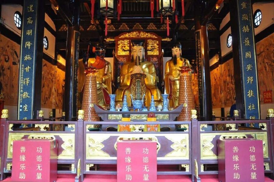 Shanghai: Yu Garden and City God Temple Walking Tour - Yu Garden Old Street, crafts, and tea