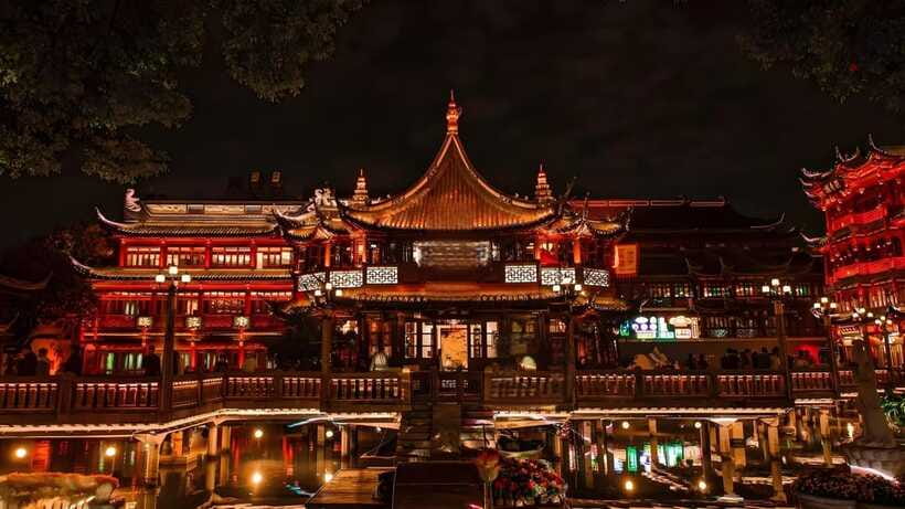 Shanghai: Yu Garden Ticket+Lantern Festival Entry combo - How the daytime garden and nighttime lights work together