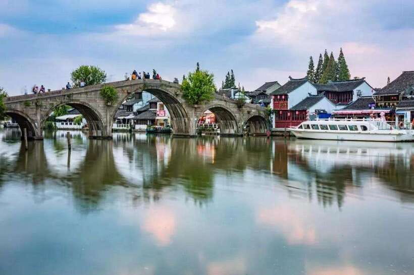 Shanghai: Zhujiajiao Private Tour w/ Boat Ride & Garden - The guides make the difference