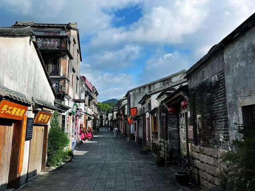 Shenzhen: Dapeng Peninsula Day Tour with Hotel Pickup - Yangmeikeng: streams, hills, and a broad coastal view