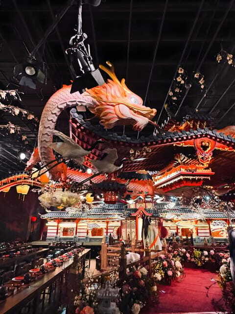 Shenzhen: Royal Dinning Experience with Culture Performance - Music, dance, and a performance in Chinese