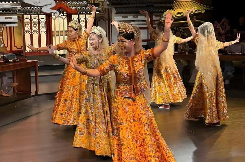 Shenzhen: Royal Dinning Experience with Culture Performance - Poetry games and audience participation