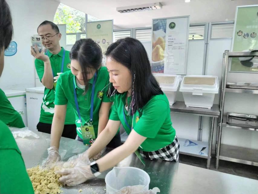 Sichuan: Big Panda Volunteer Day tour - What this panda volunteer day is really like