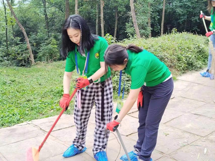 Sichuan: Big Panda Volunteer Day tour - Cleaning, food preparation, and possible bathing
