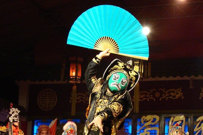 Sichuan Opera with face-changing at Sichuan opera theater - Seating and the VIP choice