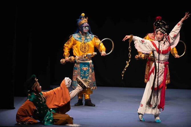 Sichuan Opera with face-changing at Sichuan opera theater - What happens at the theater